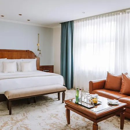 Florentine, A Beauvallon & Hotel Lyon