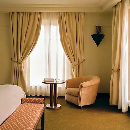 Florentine, A Beauvallon & 5* Lyon
