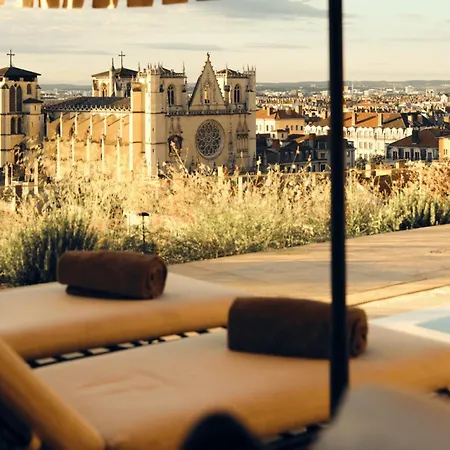 Florentine, A Beauvallon & Hotel Lyon