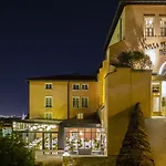 Florentine, A Beauvallon & Hotel Lyon