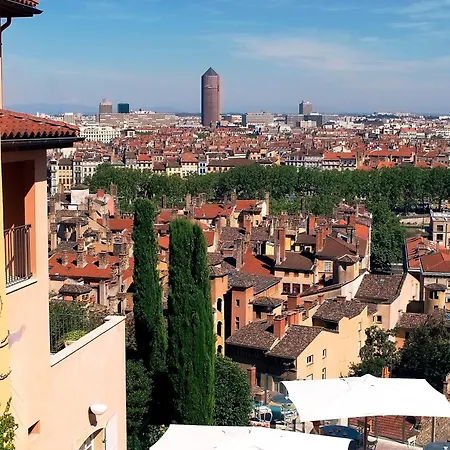 Florentine, A Beauvallon & Hotel Lyon