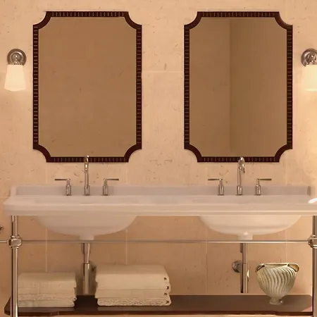 Florentine, A Beauvallon & Hotel Lyon