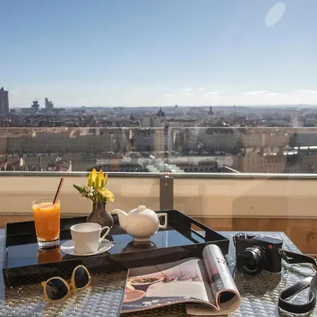 Florentine, A Beauvallon & Hotel Lyon