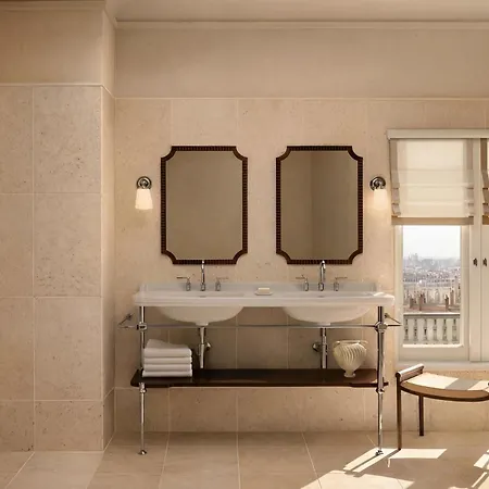 Florentine, A Beauvallon & Hotel Lyon